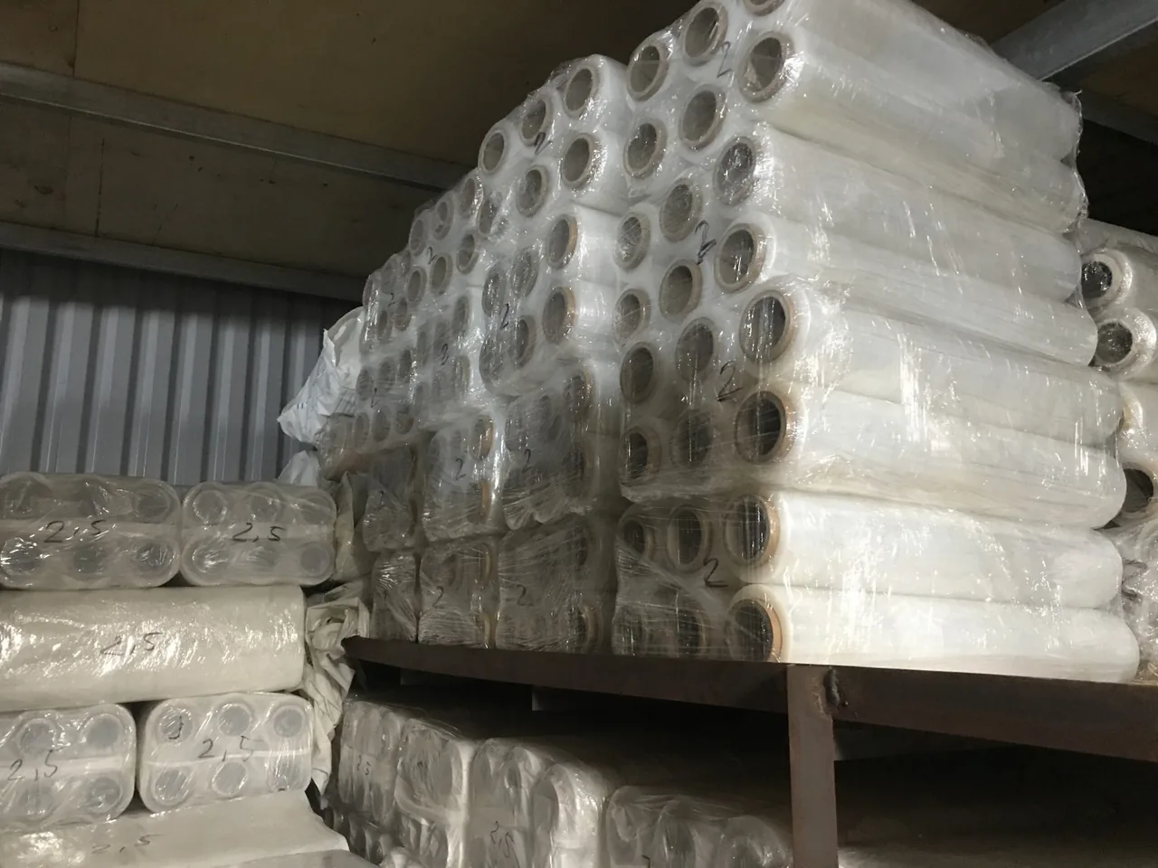 Màng PE jumbo cuộn lớn quấn máy pallet tại kho TABI